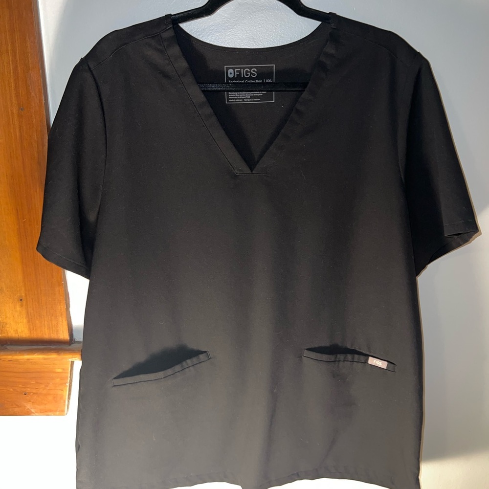Casma three pocket Figs scrub top - black